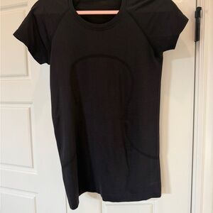 Lululemon Swiftly Tech Hip length short sleeve shirt, Size 6, Black EUC.